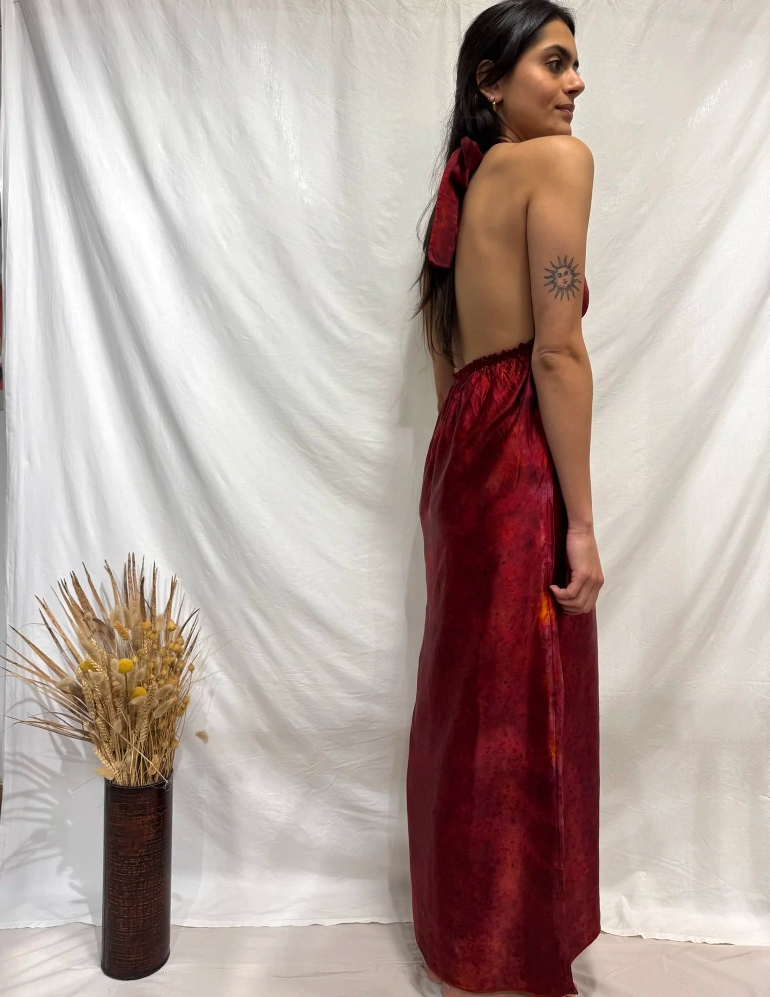 Μακρύ μεταξωτό φόρεμα Nagoya σε φυσικό κόκκινο χρώμα